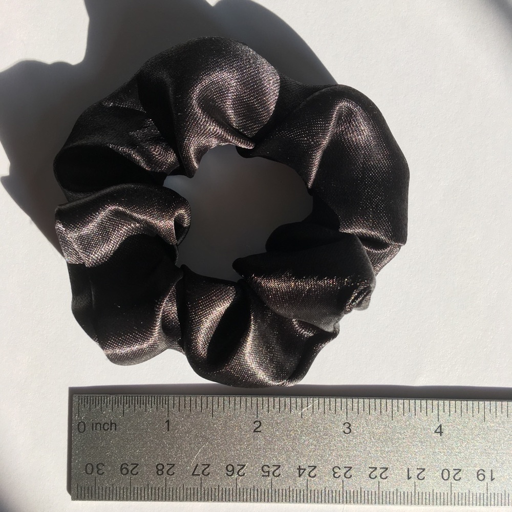 Set of 2 satin scrunchies in black and baby pink ! - Picture 4 of 4